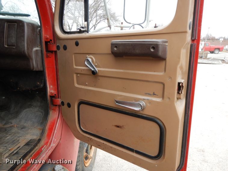 image for item HP9121 1987 International 1654  dump truck