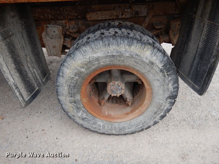 image for item HP9121 1987 International 1654  dump truck