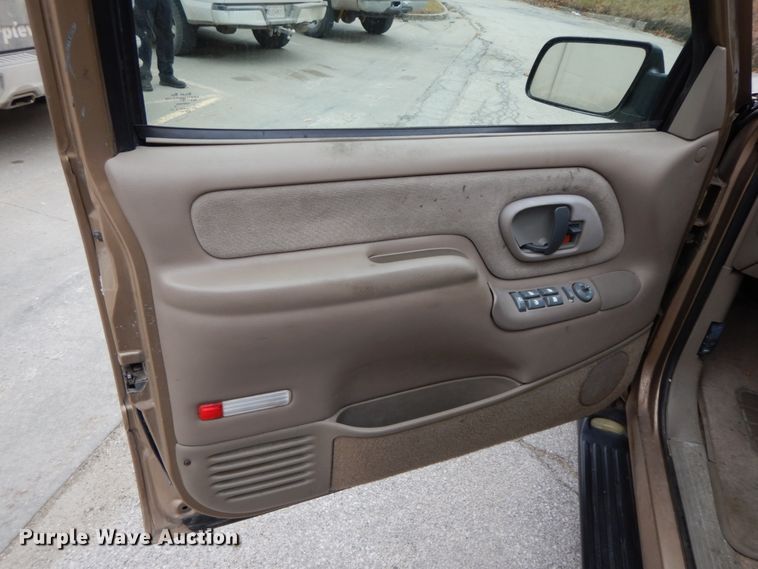 image for item HP9127 1999 Chevrolet Suburban  SUV