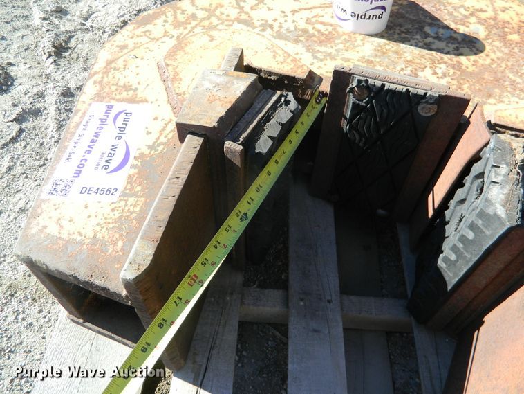 image for item DE4562 Concrete barrier clamp