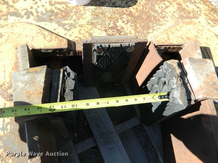 image for item DE4562 Concrete barrier clamp