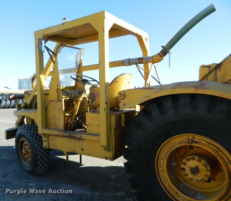 image for item DE4564 Caterpillar DW15  water wagon