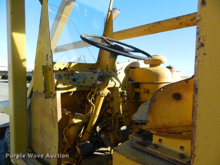 image for item DE4564 Caterpillar DW15  water wagon