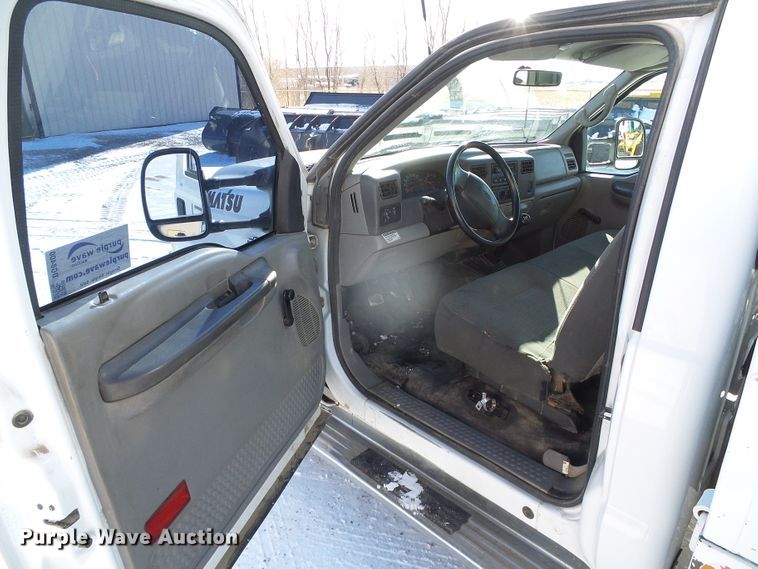 image for item DG8400 2000 Ford F550 Super Duty  utility / service truck