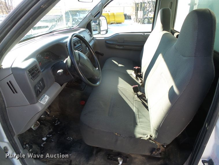 image for item DG8400 2000 Ford F550 Super Duty  utility / service truck