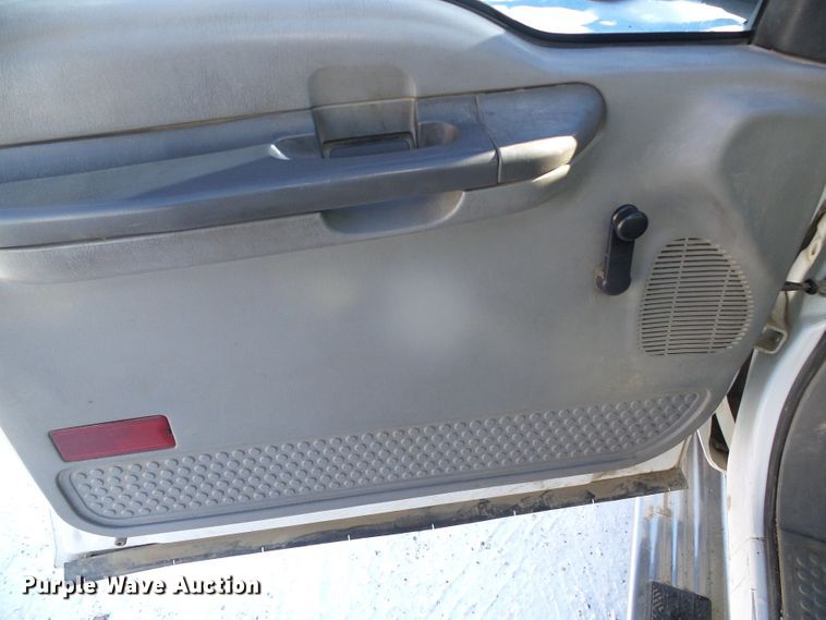 image for item DG8400 2000 Ford F550 Super Duty  utility / service truck