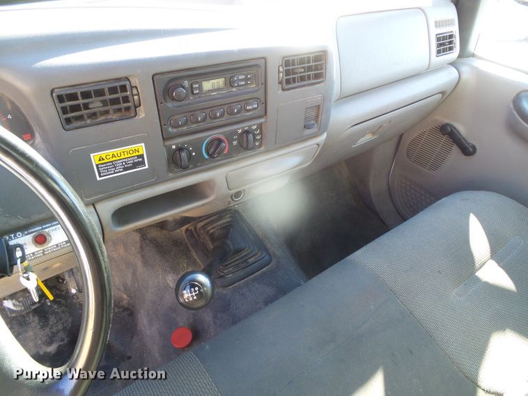 image for item DG8400 2000 Ford F550 Super Duty  utility / service truck