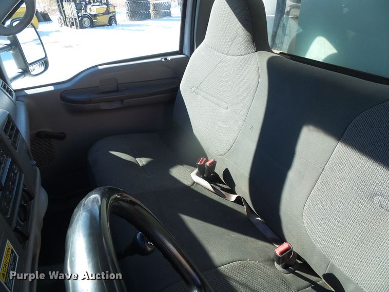 image for item DG8400 2000 Ford F550 Super Duty  utility / service truck