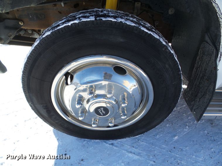 image for item DG8400 2000 Ford F550 Super Duty  utility / service truck