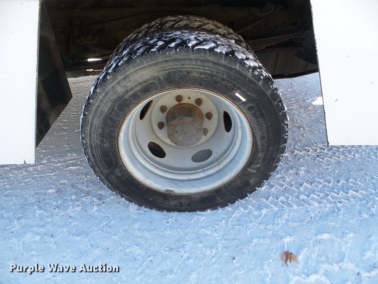 image for item DG8400 2000 Ford F550 Super Duty  utility / service truck