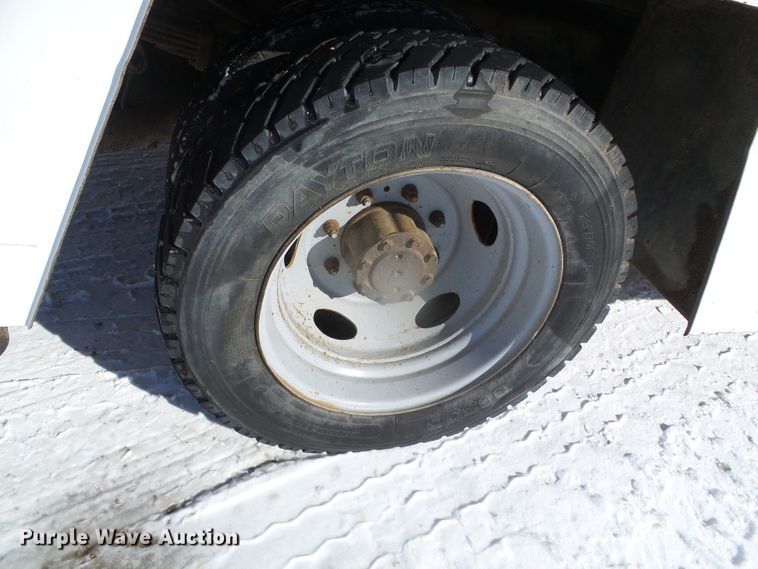 image for item DG8400 2000 Ford F550 Super Duty  utility / service truck