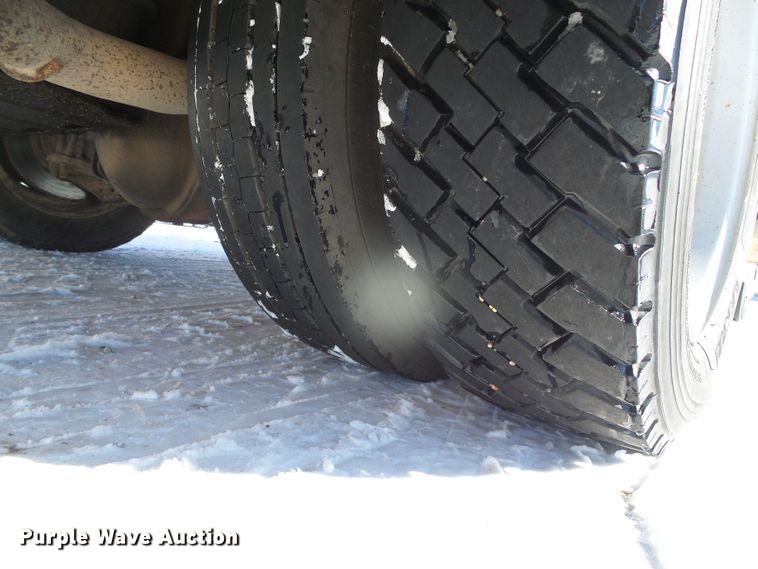 image for item DG8400 2000 Ford F550 Super Duty  utility / service truck