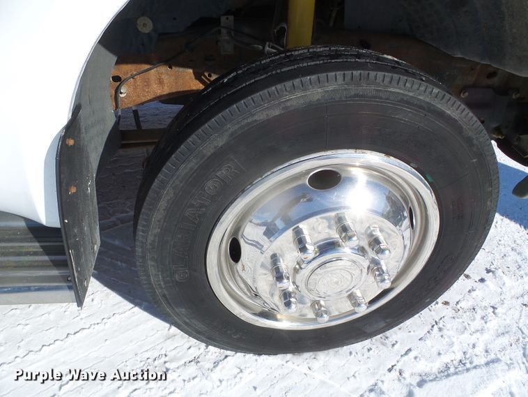 image for item DG8400 2000 Ford F550 Super Duty  utility / service truck