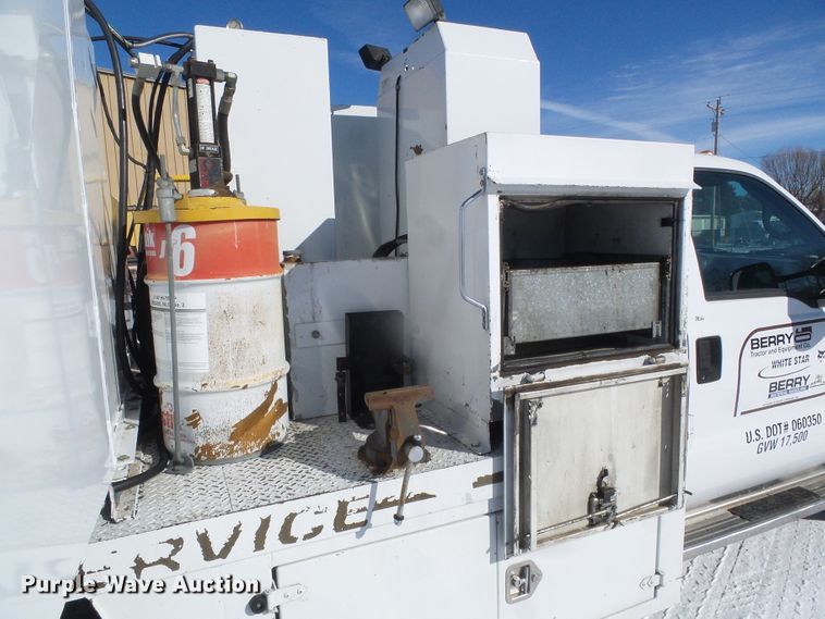 image for item DG8400 2000 Ford F550 Super Duty  utility / service truck