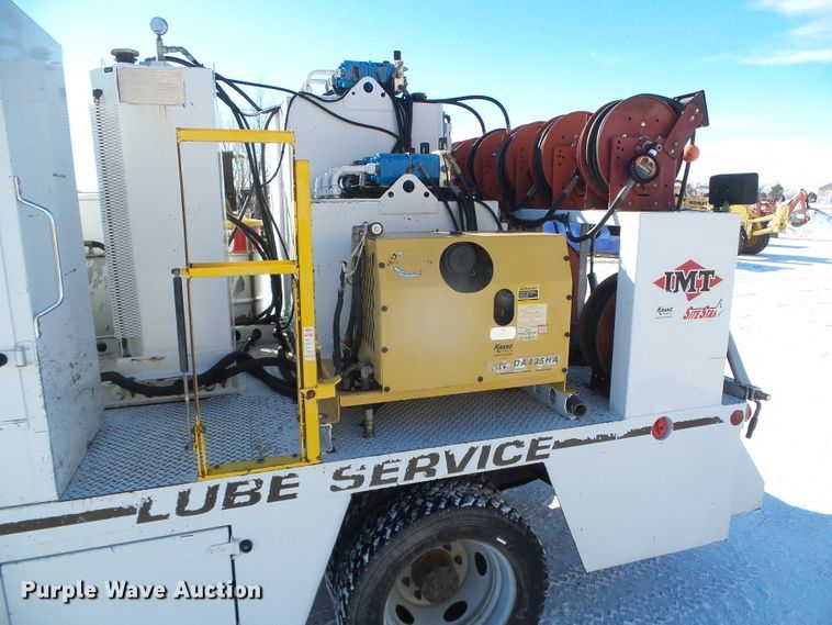 image for item DG8400 2000 Ford F550 Super Duty  utility / service truck