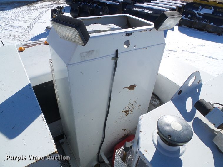 image for item DG8400 2000 Ford F550 Super Duty  utility / service truck