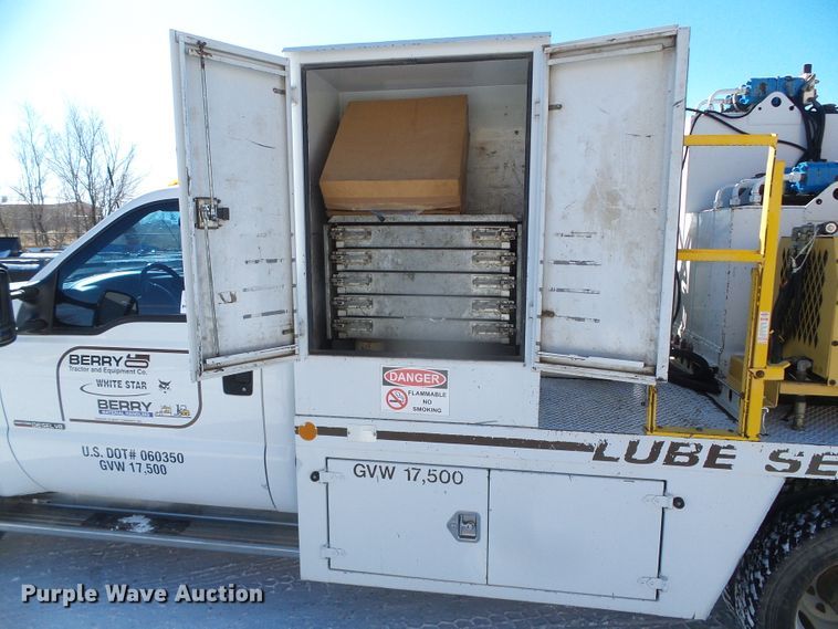 image for item DG8400 2000 Ford F550 Super Duty  utility / service truck