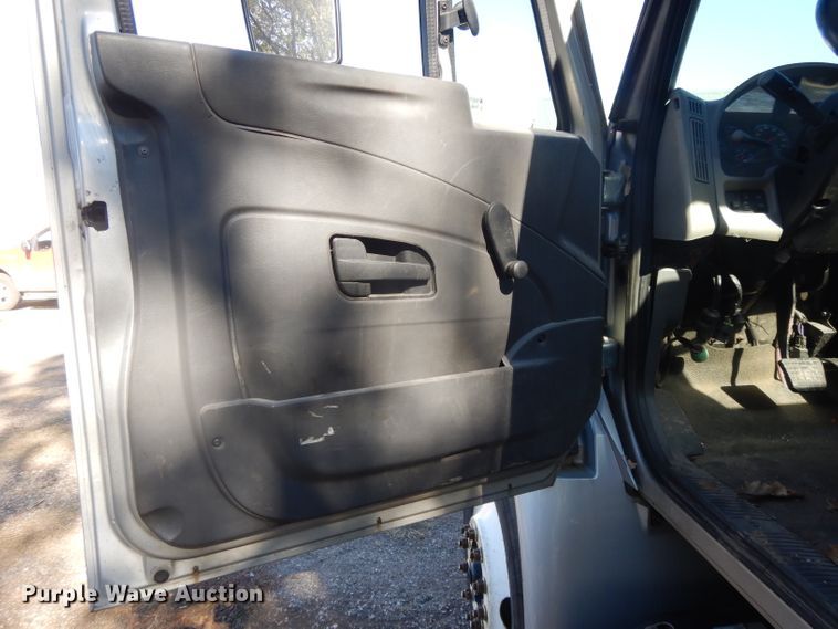 image for item DH3398 2008 International 4300  truck cab and chassis