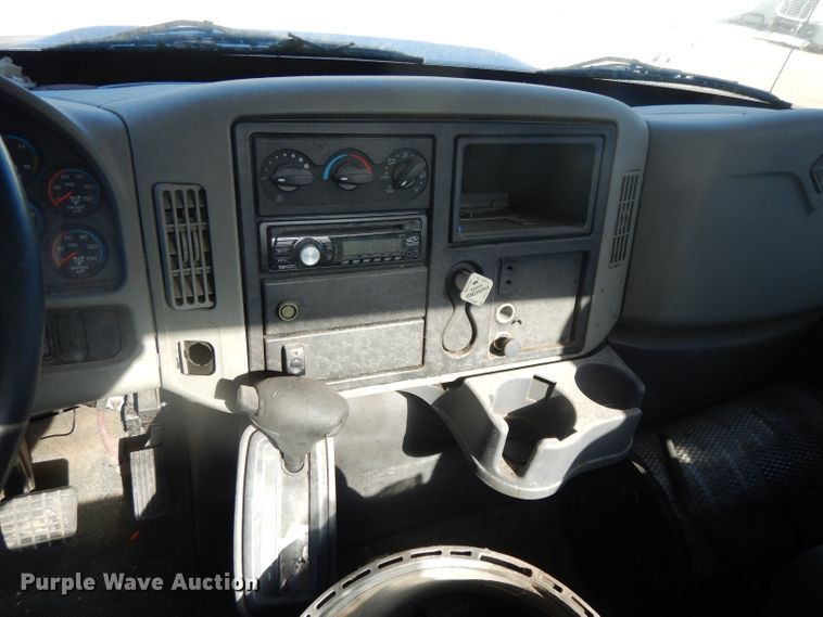 image for item DH3398 2008 International 4300  truck cab and chassis