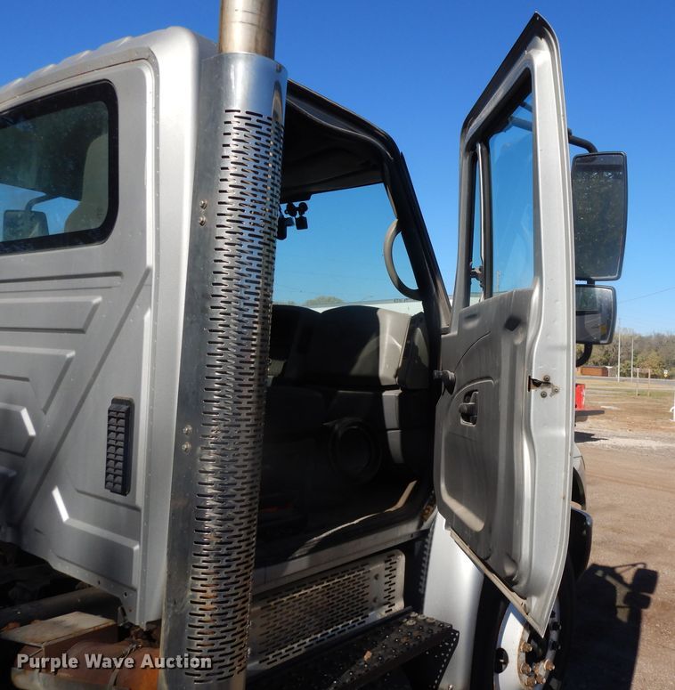image for item DH3398 2008 International 4300  truck cab and chassis
