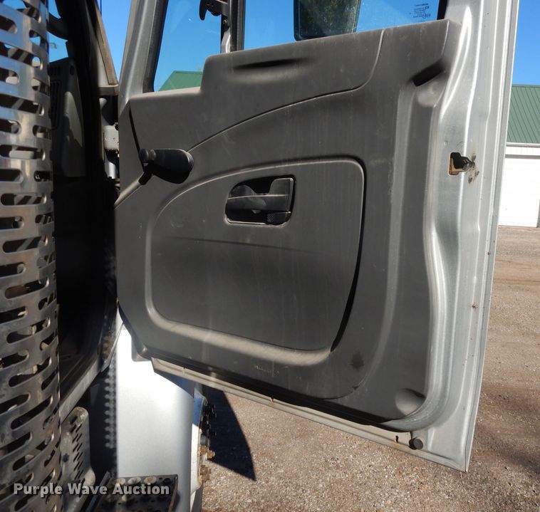 image for item DH3398 2008 International 4300  truck cab and chassis