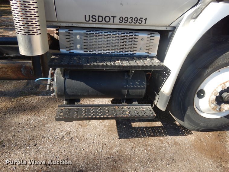 image for item DH3398 2008 International 4300  truck cab and chassis