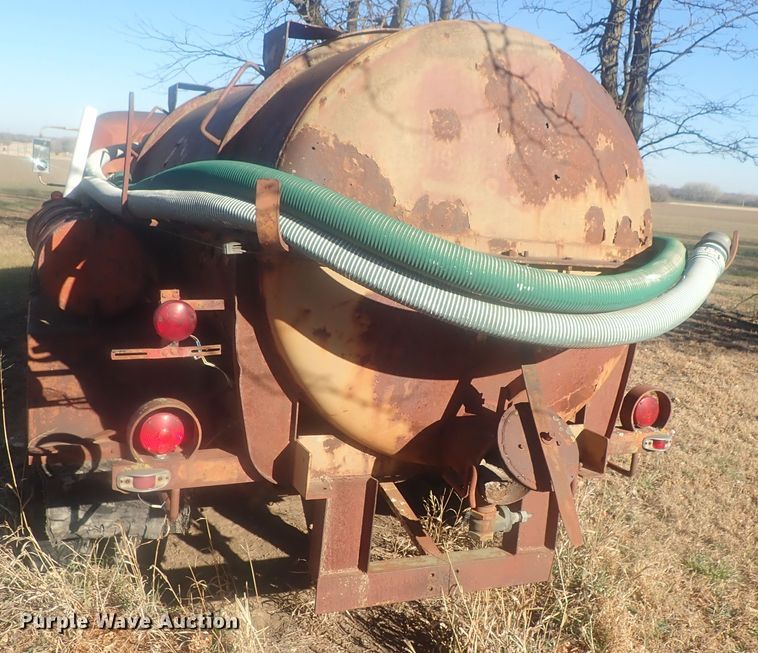 image for item DI7483 1953 Chevrolet 6500  vacuum truck