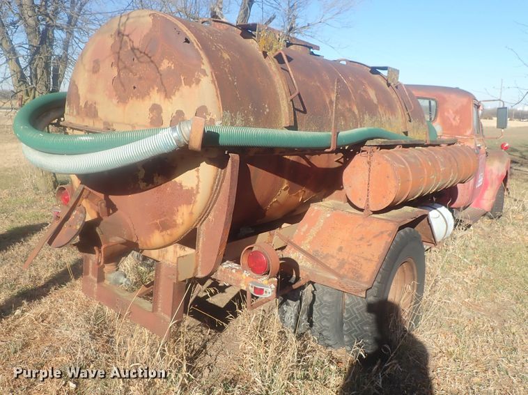 image for item DI7483 1953 Chevrolet 6500  vacuum truck