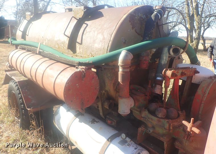 image for item DI7483 1953 Chevrolet 6500  vacuum truck