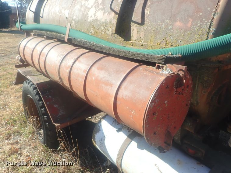 image for item DI7483 1953 Chevrolet 6500  vacuum truck