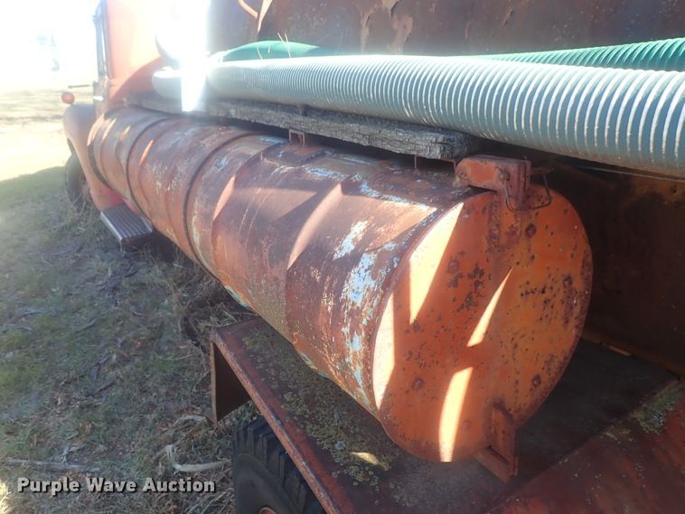 image for item DI7483 1953 Chevrolet 6500  vacuum truck