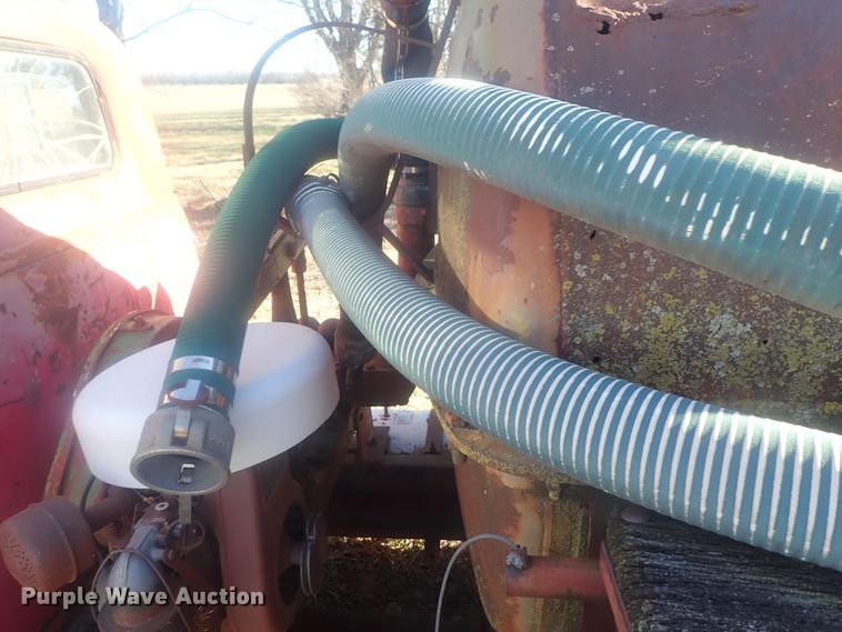 image for item DI7483 1953 Chevrolet 6500  vacuum truck