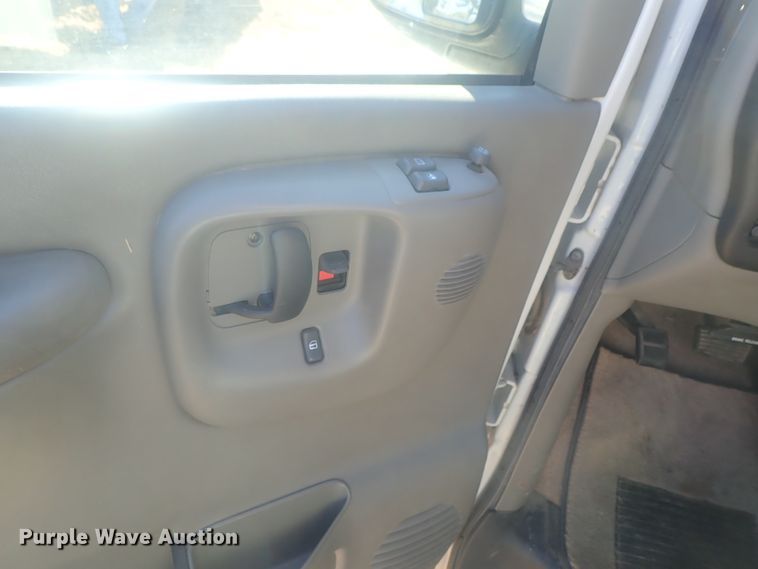 image for item DI7485 2002 Chevrolet Express 3500  Roadtrek 200 Versatile RV