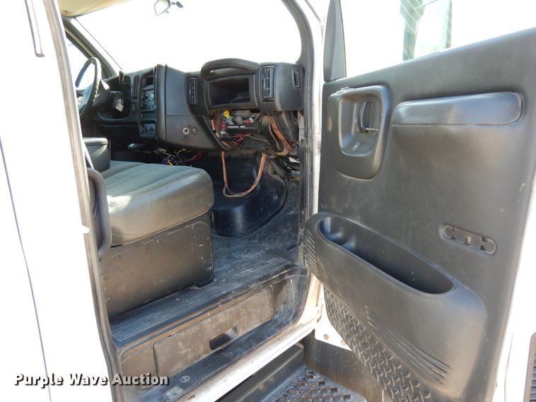 image for item DJ8109 2008 GMC C4500  Crew Cab flatbed truck