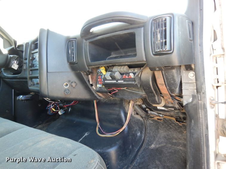 image for item DJ8109 2008 GMC C4500  Crew Cab flatbed truck