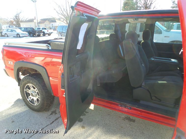 image for item HF9784 2005 Chevrolet Silverado 1500 Ext. Cab pickup truck