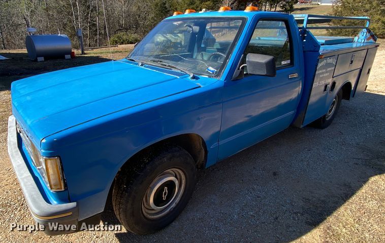 image for item HR9262 1986 Chevrolet S10 utility bed pickup truck