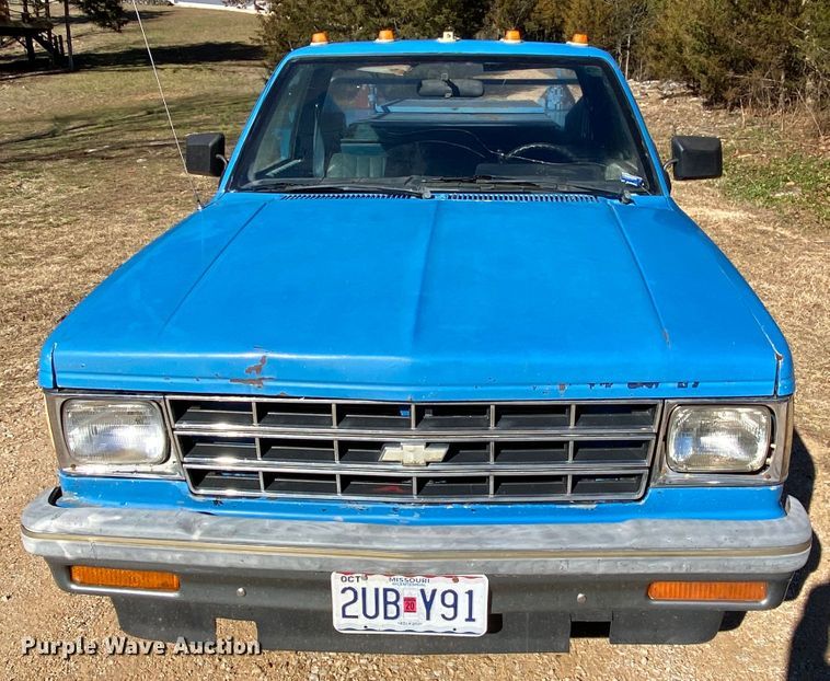 image for item HR9262 1986 Chevrolet S10 utility bed pickup truck