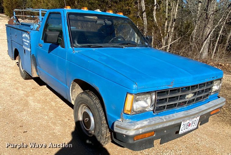 image for item HR9262 1986 Chevrolet S10 utility bed pickup truck