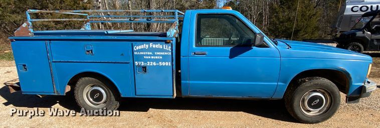 image for item HR9262 1986 Chevrolet S10 utility bed pickup truck