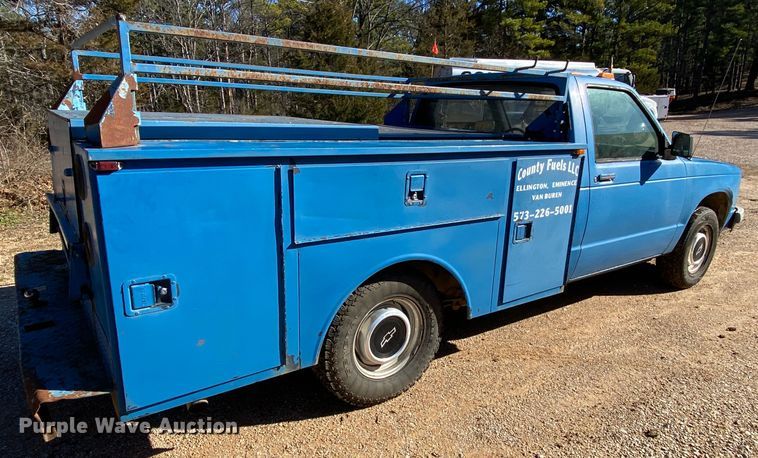 image for item HR9262 1986 Chevrolet S10 utility bed pickup truck