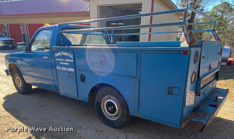 image for item HR9262 1986 Chevrolet S10 utility bed pickup truck