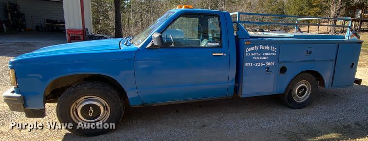 image for item HR9262 1986 Chevrolet S10 utility bed pickup truck