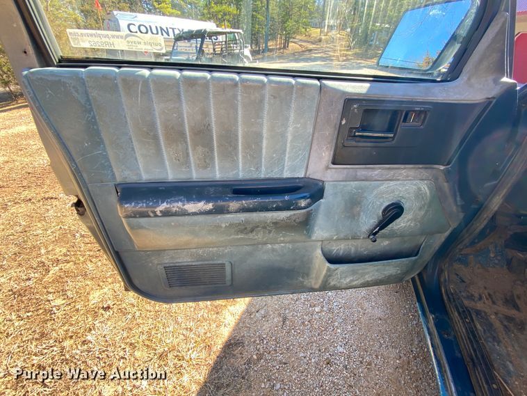 image for item HR9262 1986 Chevrolet S10 utility bed pickup truck