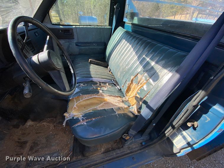 image for item HR9262 1986 Chevrolet S10 utility bed pickup truck