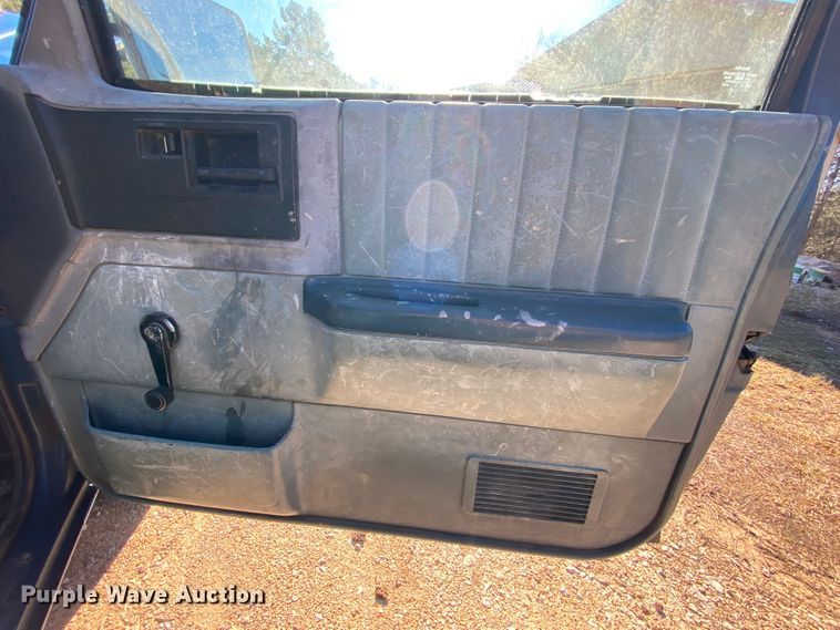 image for item HR9262 1986 Chevrolet S10 utility bed pickup truck