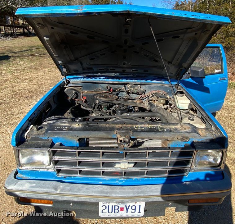 image for item HR9262 1986 Chevrolet S10 utility bed pickup truck