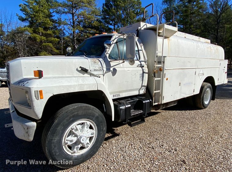 image for item HR9263 1991 Ford F800F  fuel truck