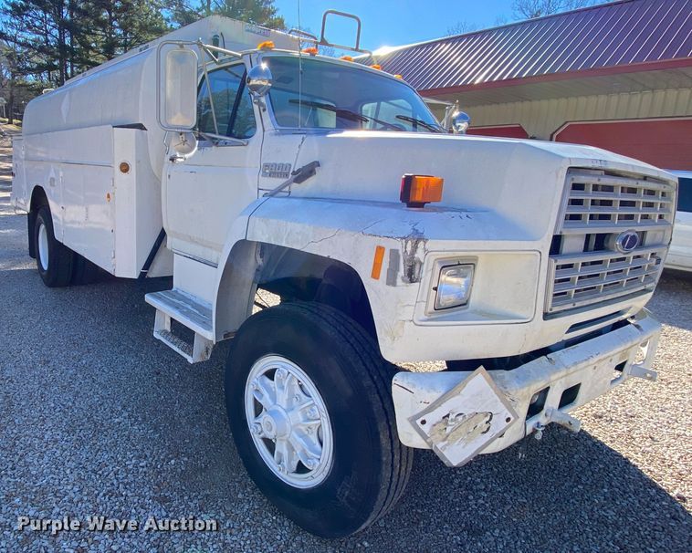 image for item HR9263 1991 Ford F800F  fuel truck