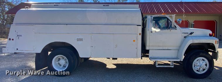image for item HR9263 1991 Ford F800F  fuel truck